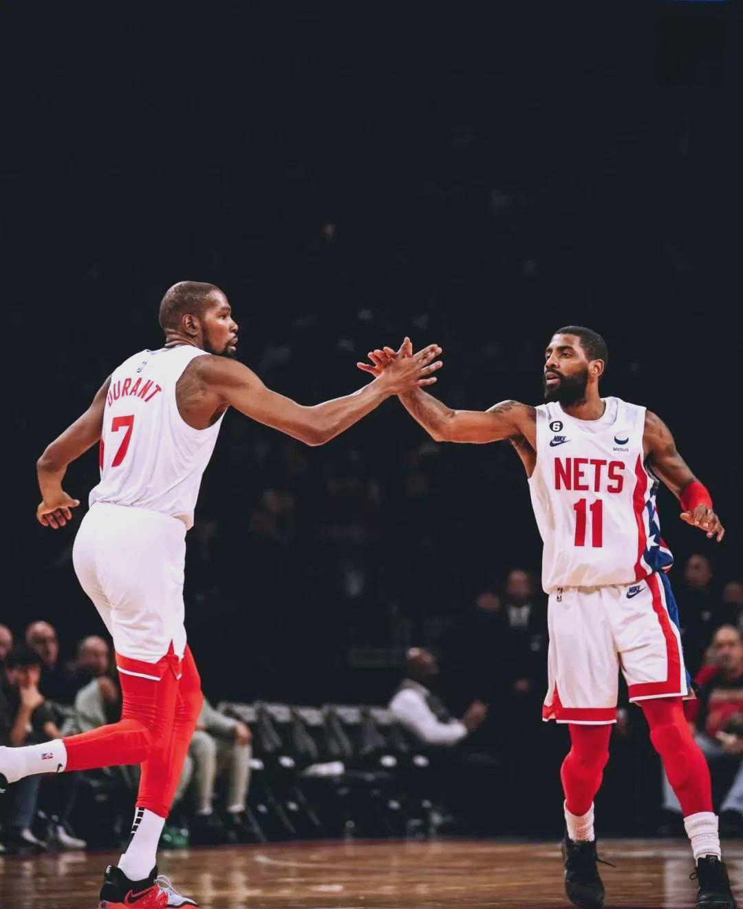 杜兰特与40激战曼联分钟，重要助攻胜负难料！，阿扎伦卡焦点对战引发球迷热议的简单介绍